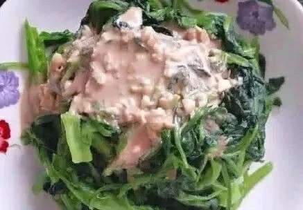 图为:芝麻酱拌菠菜