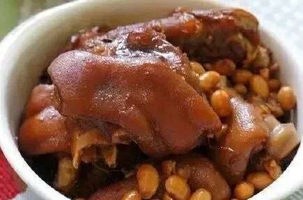 图为:黄豆炖猪蹄